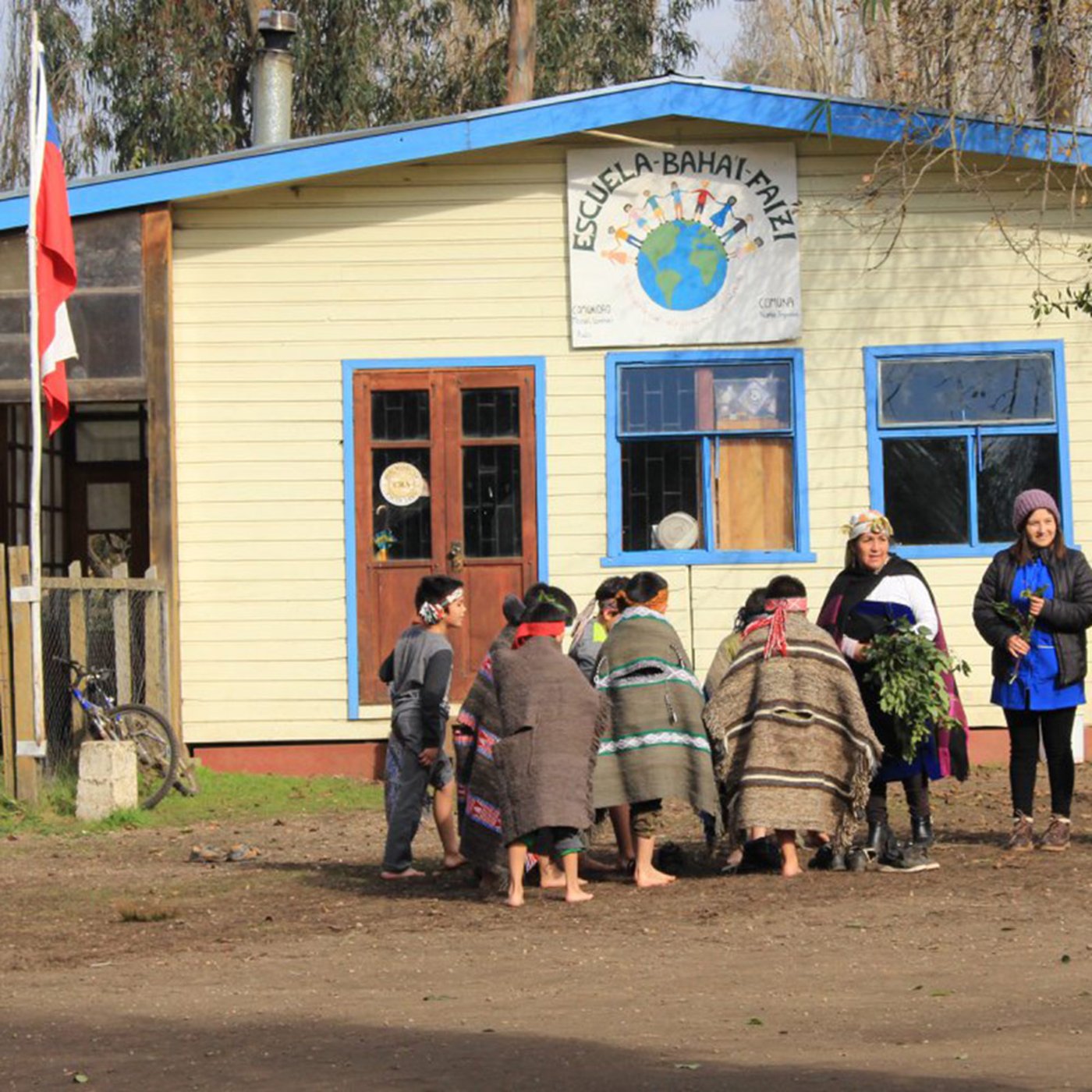 Comunidad mapuche reunida frente a la Escuela Bahá’í Faizi