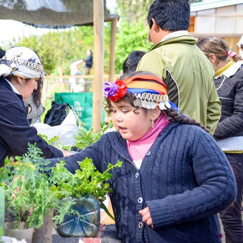 Niña trabajando en el huerto de la Escuela Bahá’í
