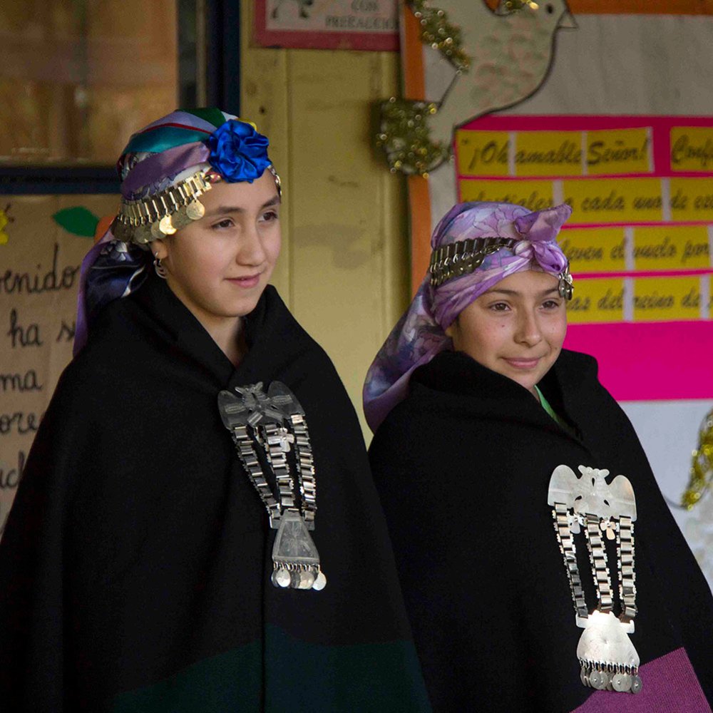 Dos alumnas con vestimenta tradicional mapuche en la Escuela Bahá’í