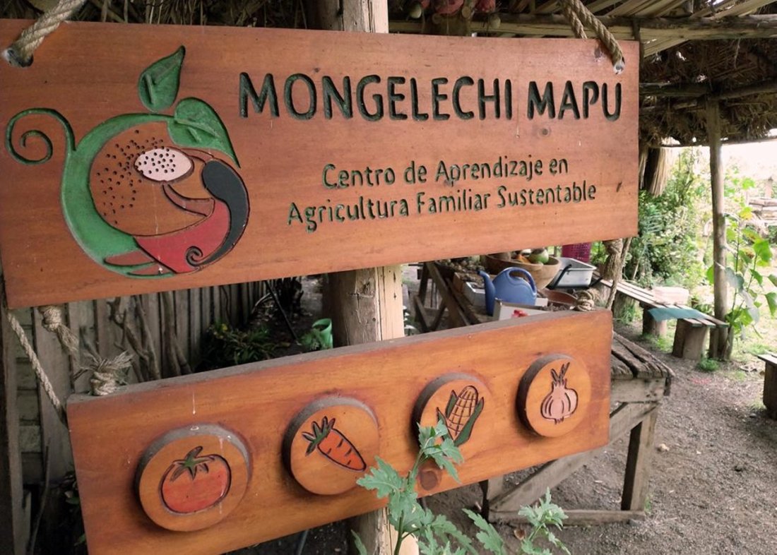 Letrero de madera del Centro de Aprendizaje en Agricultura Familiar Sustentable Mongelechi Mapu