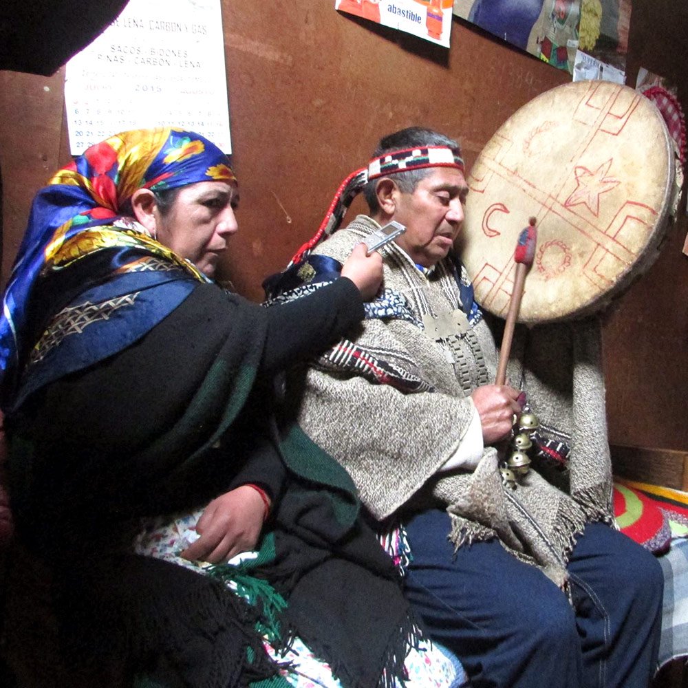 Comunicadora de Radio Bahá’í entrevista a mujeres mapuche con vestimenta tradicional