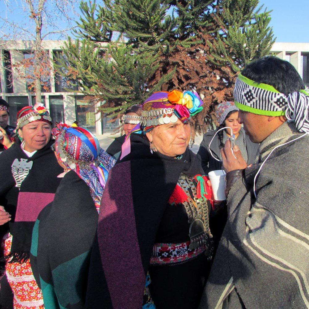 Entrevista a un machi mapuche con su kultrún en la radio bahá’í