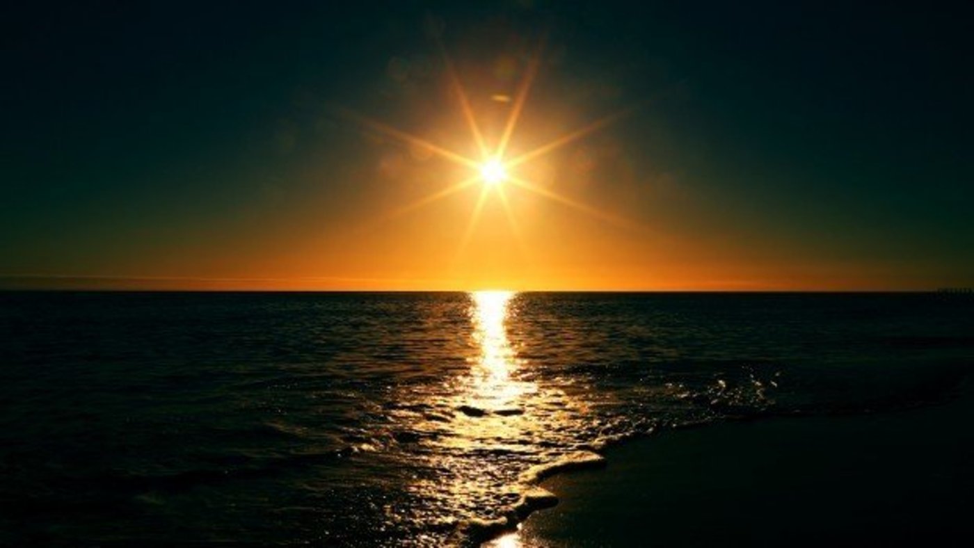 La Fe Bahá’í — atardecer sobre el océano