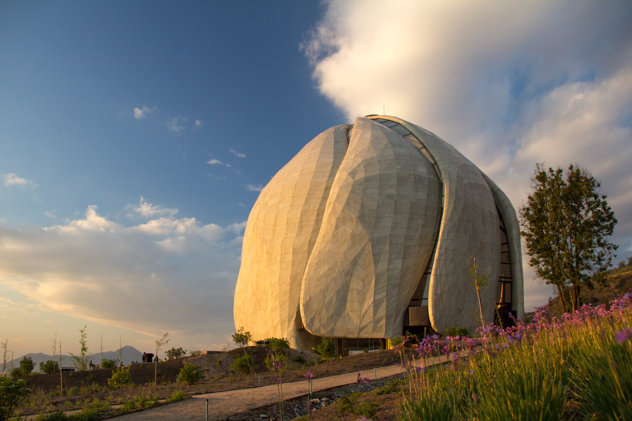 El Templo Bahá’í al atardecer entre flores