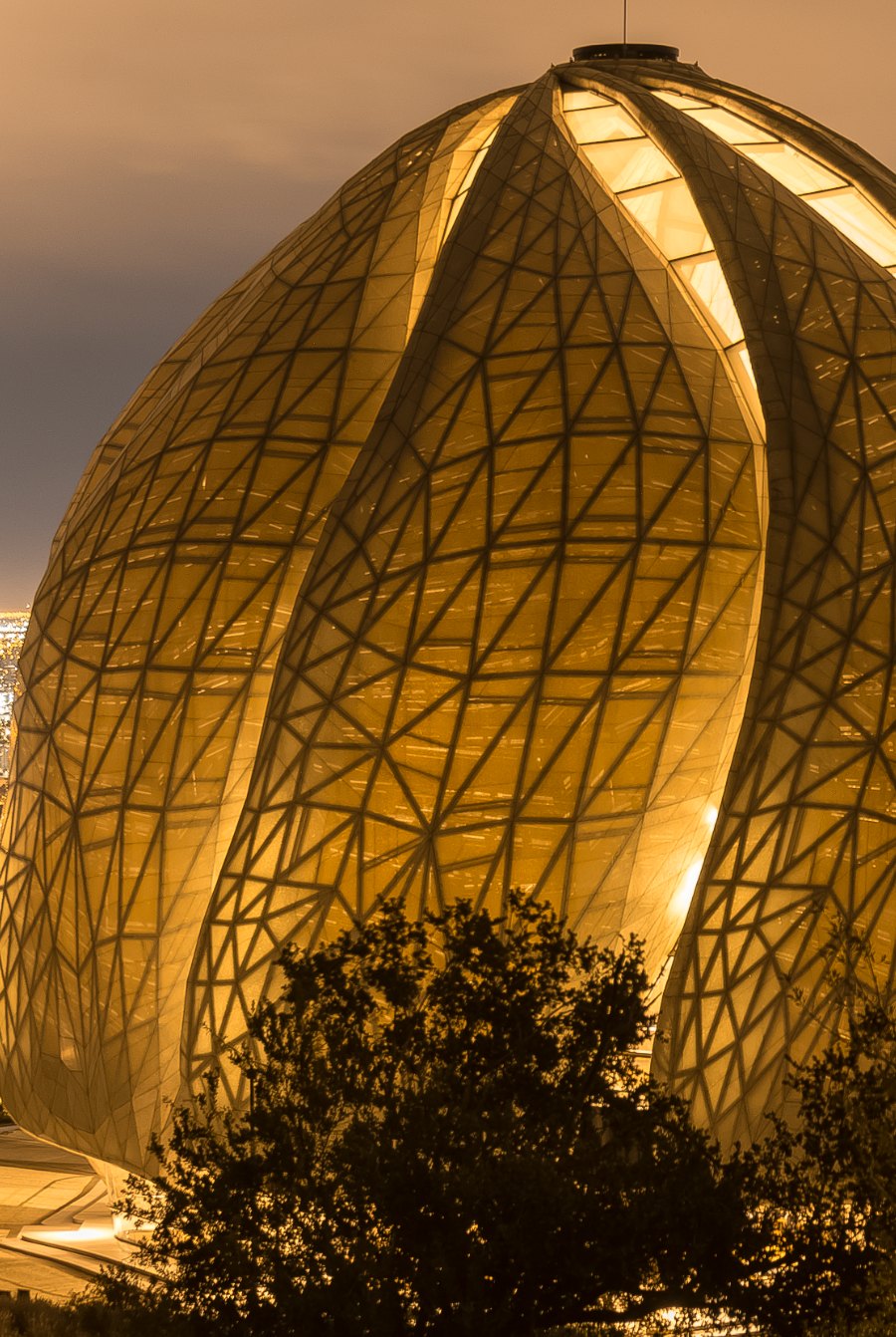 Primer plano de la retícula de vidrio fundido y mármol translúcido del Templo, iluminada al atardecer