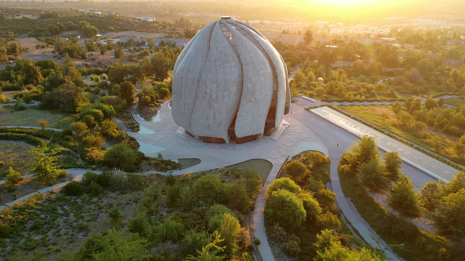 Vista aérea de los jardines y senderos alrededor del Templo Bahá’í de Sudamérica.