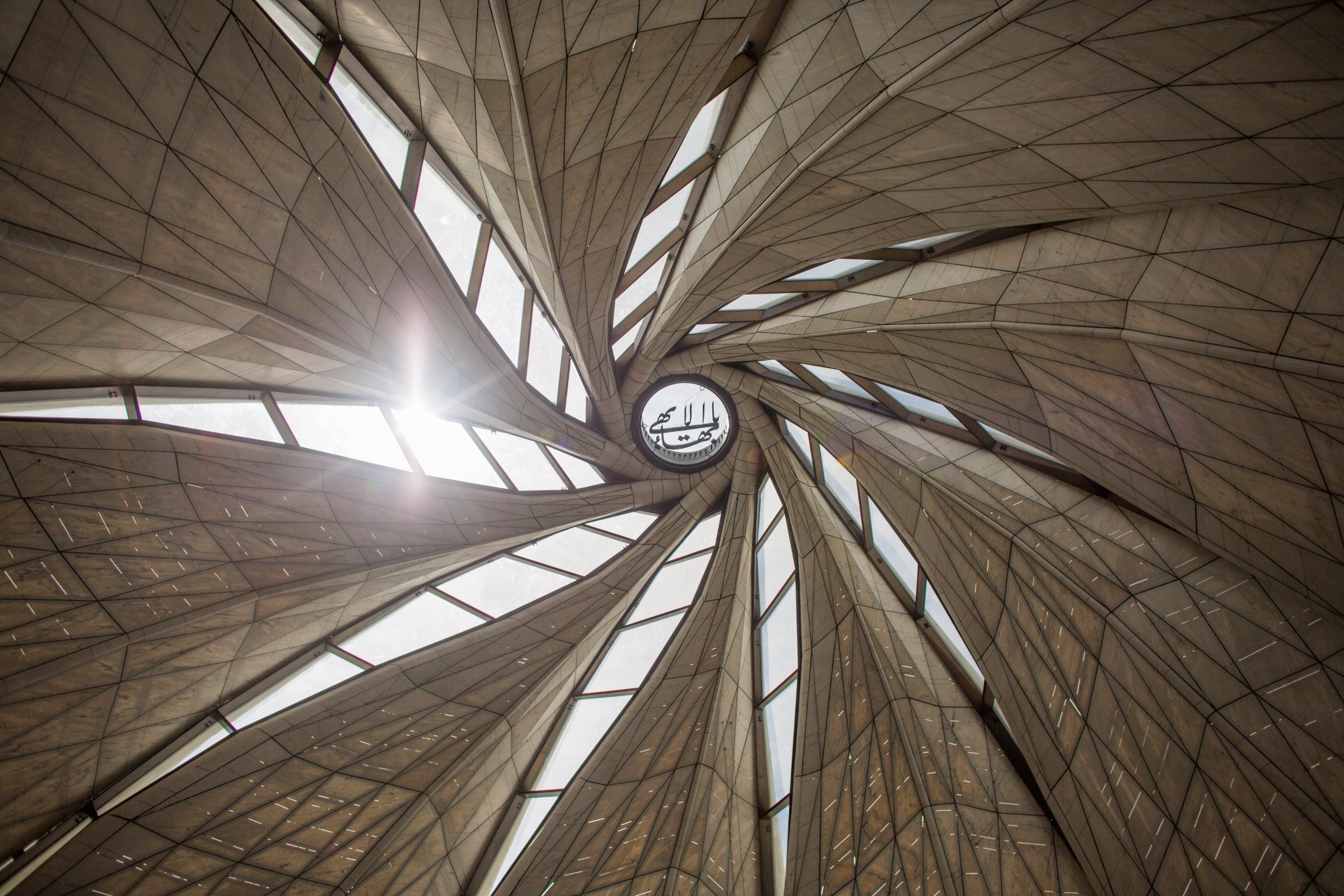 Interior del Templo Bahá’í: las nueve alas de mármol y vidrio convergen en el óculo central