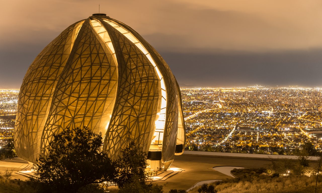 El Templo Bahá’í iluminado al atardecer sobre Santiago de Chile