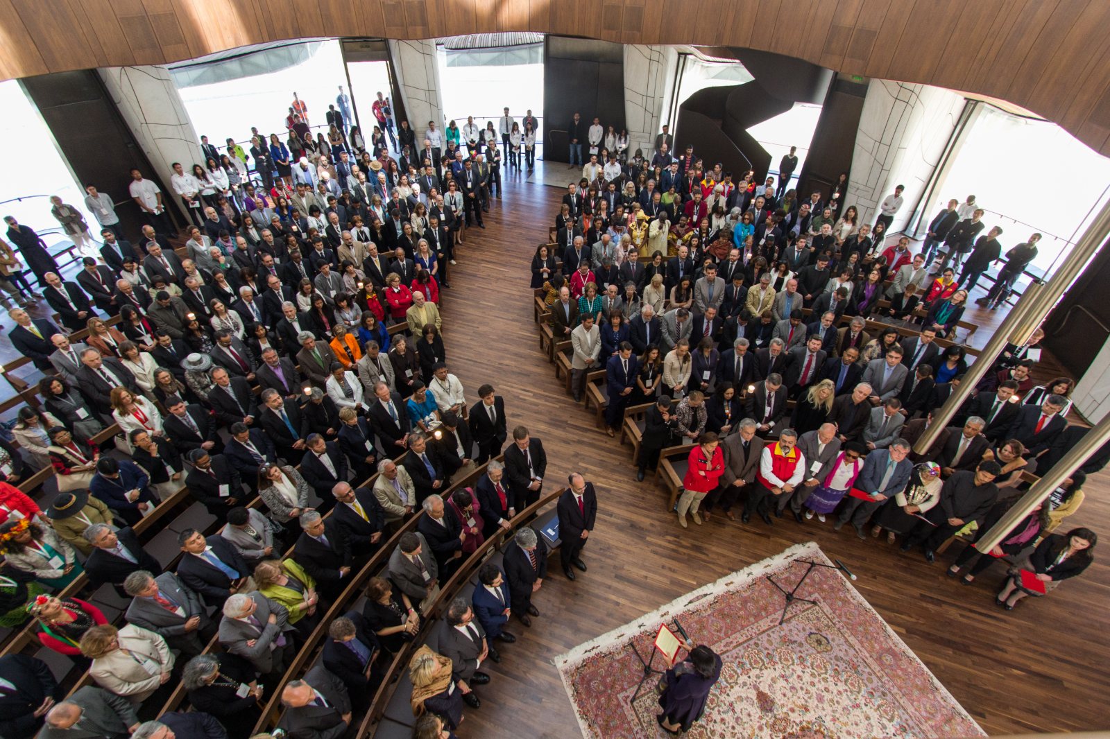 Encuentro inaugural del Templo Bahá’í en octubre de 2016, con miles de personas de diversas culturas reunidas en su interior