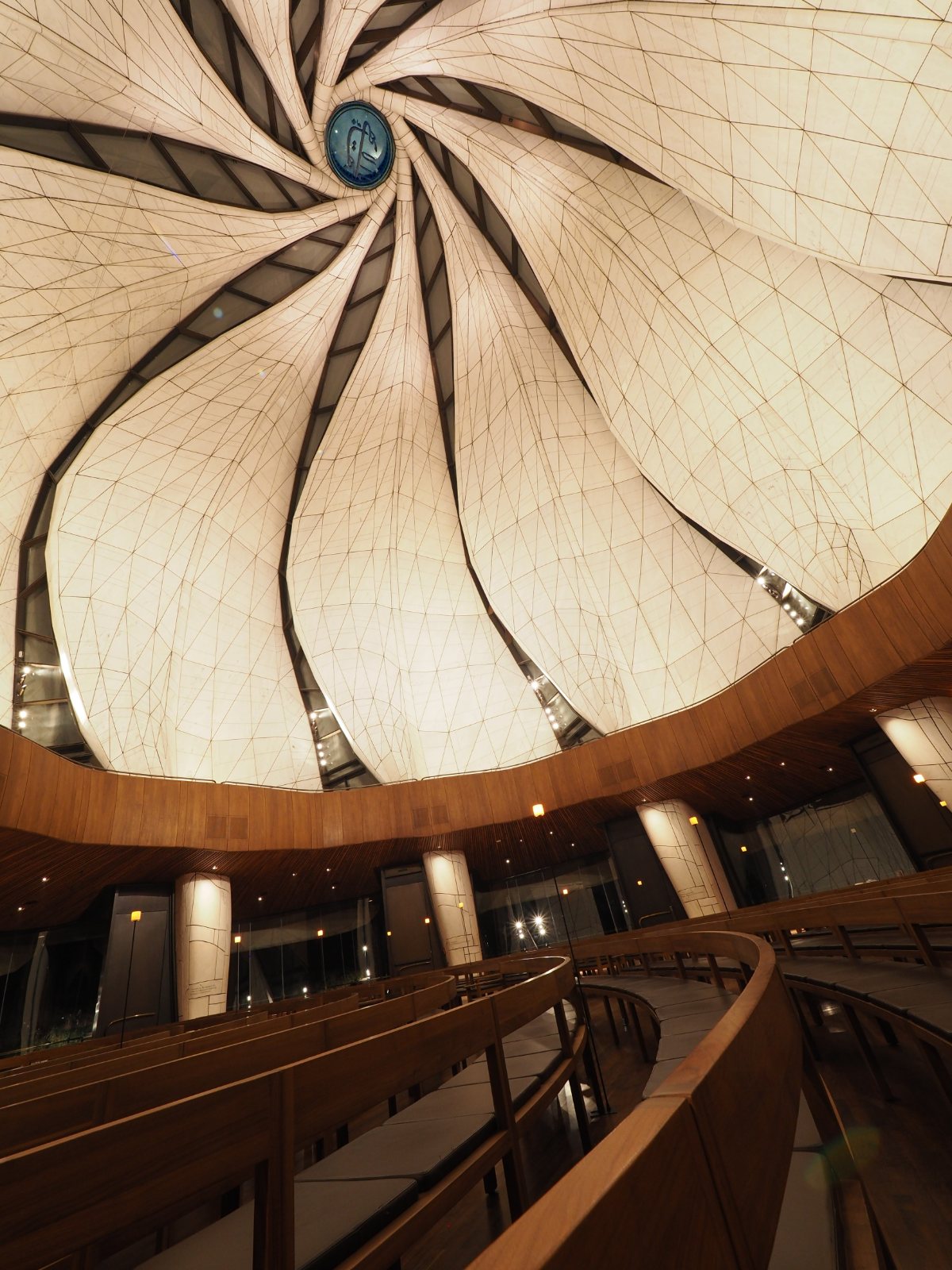 Interior del Templo Bahá’í: las nueve alas de mármol y vidrio se elevan hacia la claraboya central