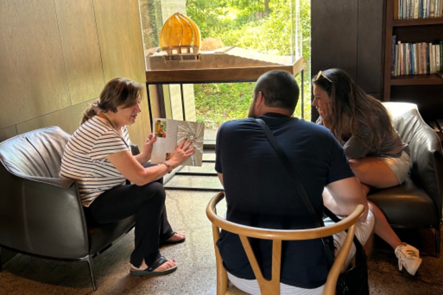 Una guía conversa con visitantes en la recepción del Templo