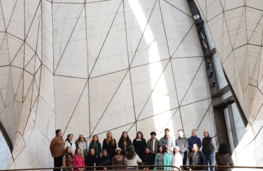 El coro del Templo Bahá’í reunido bajo la cúpula