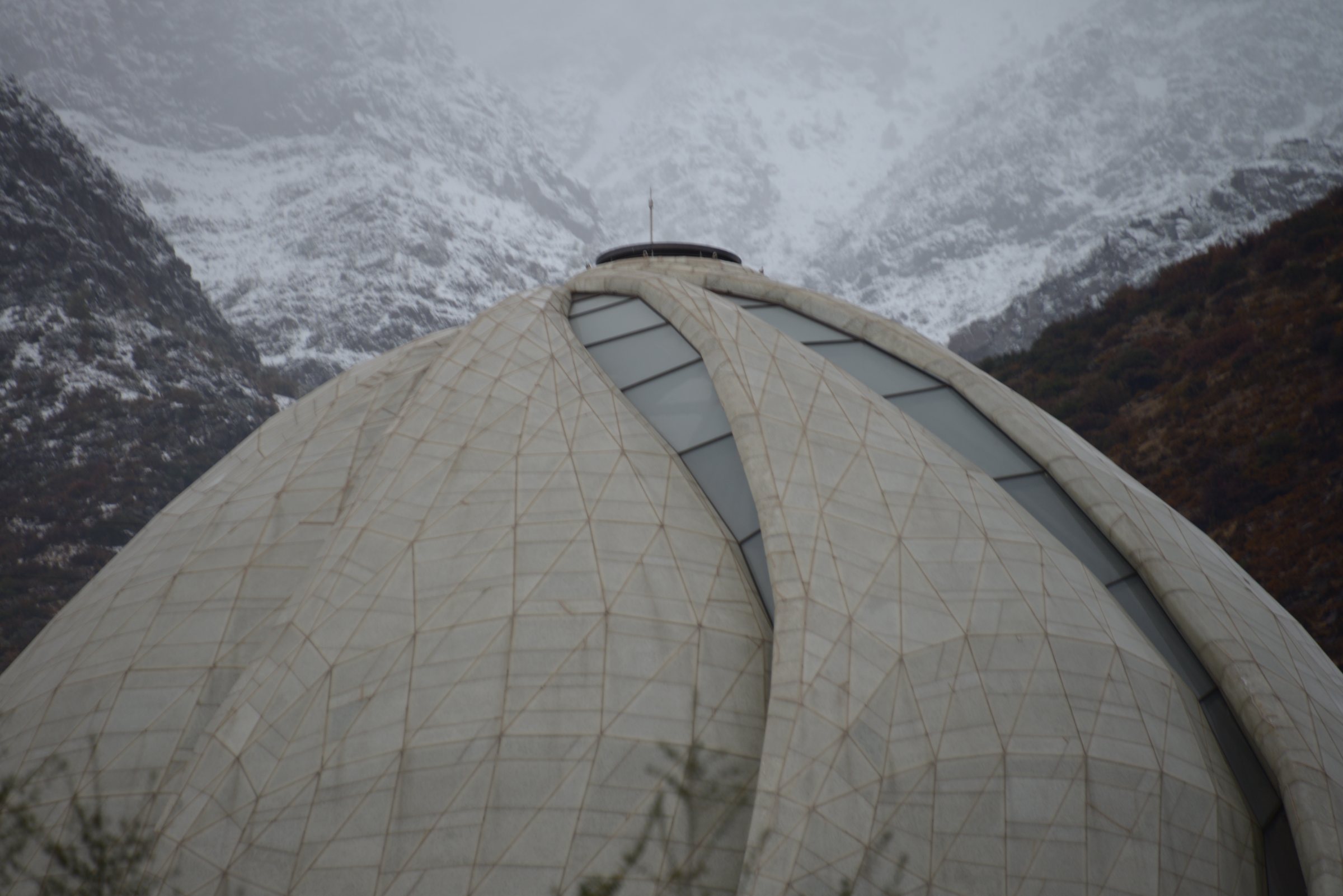 La cúpula del Templo Bahá’í con la cordillera nevada de fondo